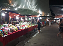 Ночной рынок у храма Карон