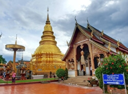 Храм Phra That Haripunchai Woramahawihan