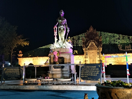 Памятник Phra Nang Chamathewi
