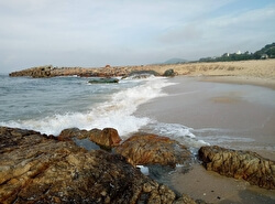 Каменный пляж Ông Địa