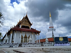 Храм Phra Mahathat Woramahawihan