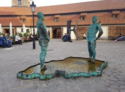 Скульптура-фонтан «Писающие мальчики»